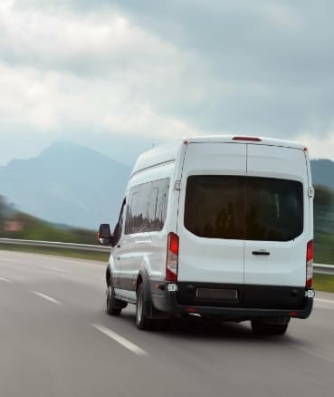 Großer Transporter fährt auf einer Autobahn tief in den Bergen