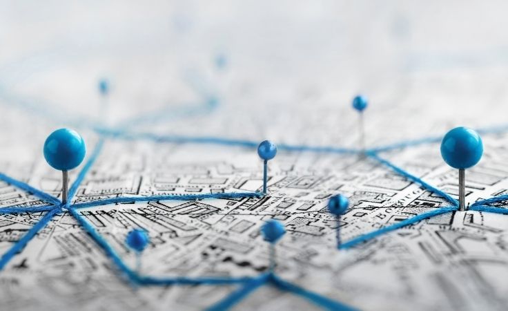 Karte mit Markern und verbindenden blauen Fäden